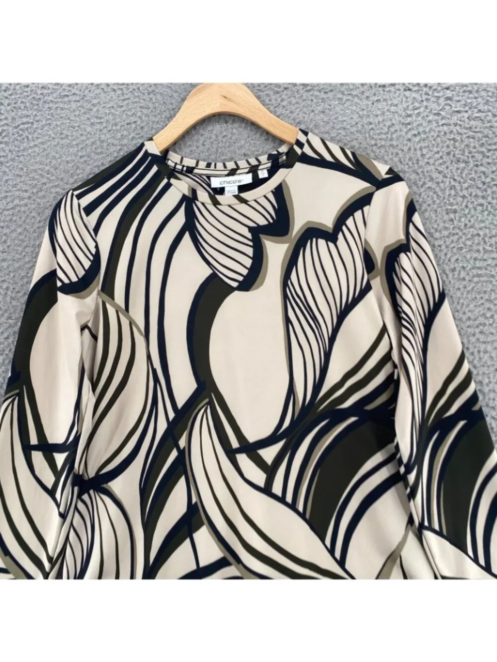 Chicos Top Women 0 US Small Green Beige Leaf Floral Traveler Knit Long Sleeve